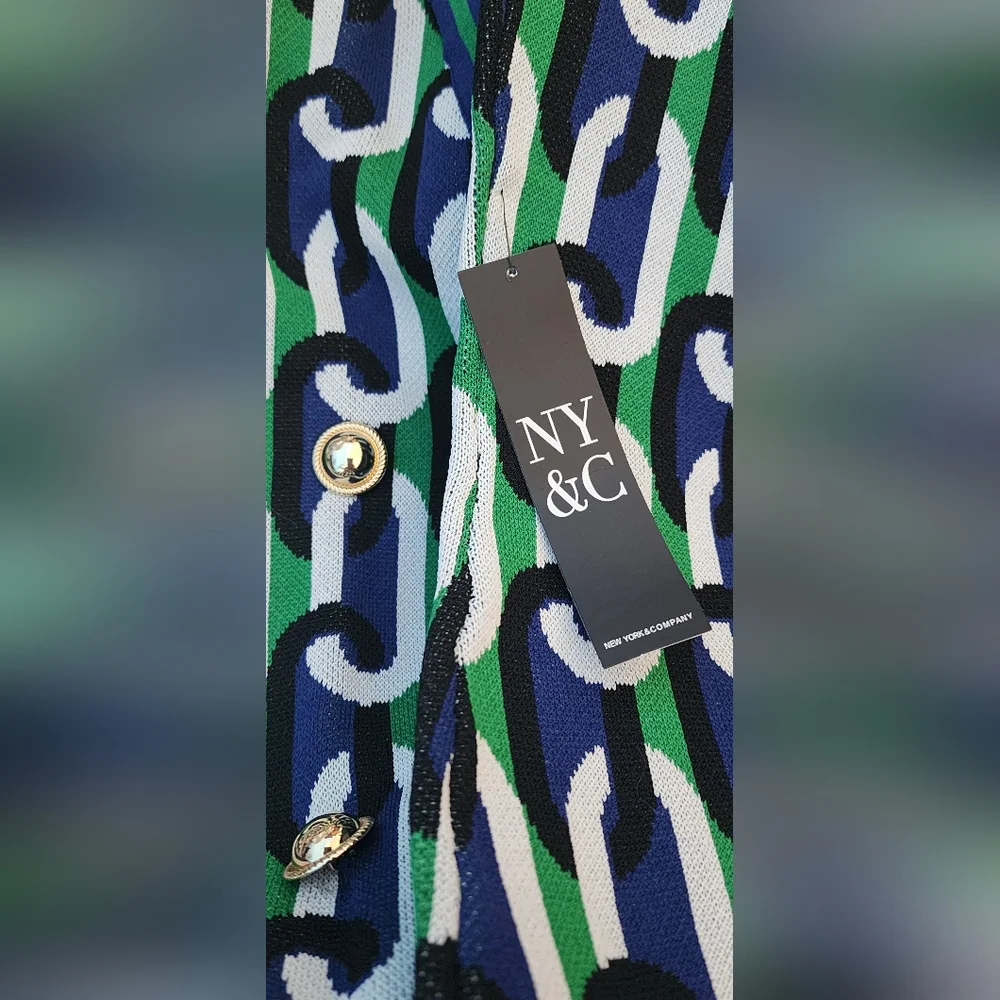 Stylish Patterned Dress with Gold Buttons - Picture 5 of 5